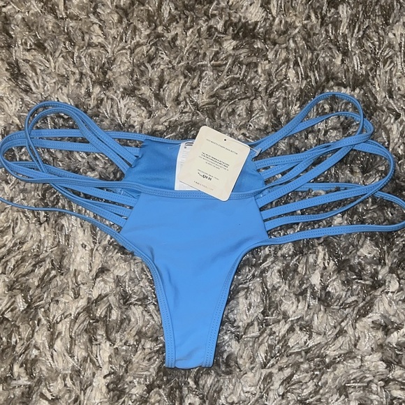 Fabletics High Waist Strappy Bottom Size Medium - Picture 2 of 4